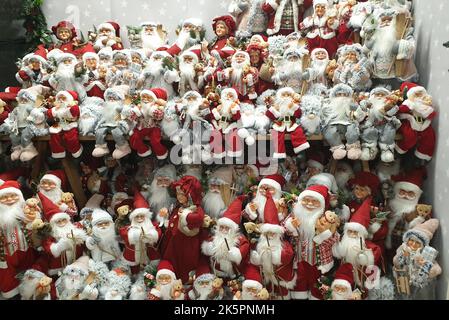 Babbo Natale Babbo Natale decorazioni, Droitwich Spa, Worcester, Inghilterra, Regno Unito, 02/10/2022, Santas di Natale e decorazioni natalizie, Baubles Foto Stock
