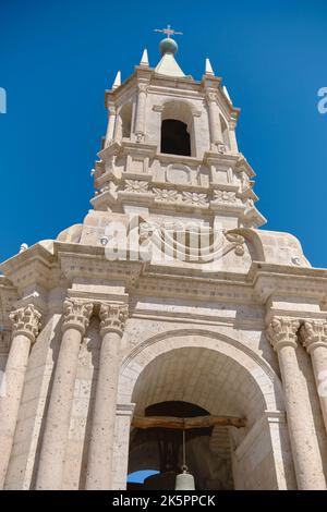 Arequipa, Perù: Campana in campanile in cima alla chiesa principale della Cattedrale al mattino Foto Stock