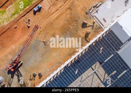 Nei magazzini dei cantieri, la struttura in acciaio viene costruita in acciaio metallico Foto Stock