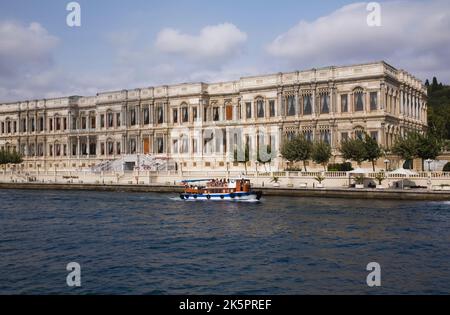 Tour in barca sullo stretto del Bosforo passando davanti all'hotel Ciragan Palace Kempinski, Istanbul, Turchia. Foto Stock