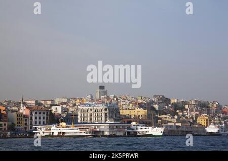 Traghetti attraccati al terminal passeggeri sullo stretto del Bosforo, Istanbul, Turchia. Foto Stock