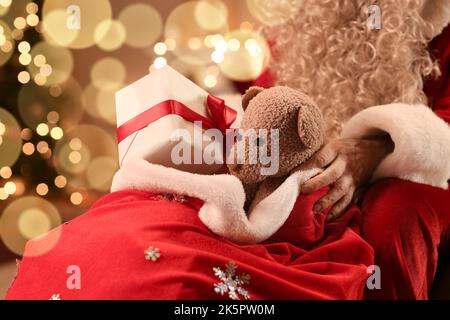 Babbo Natale con regali in borsa la vigilia di Natale, primo piano Foto Stock