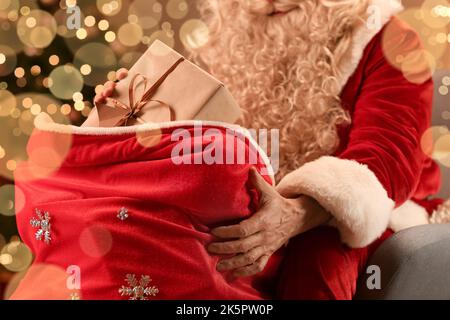 Babbo Natale con regalo in borsa la vigilia di Natale, primo piano Foto Stock