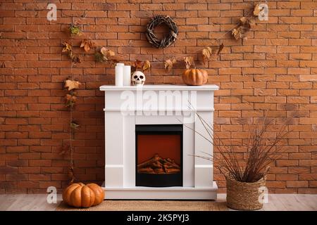 Interno del soggiorno decorato per Halloween con camino elettrico Foto Stock
