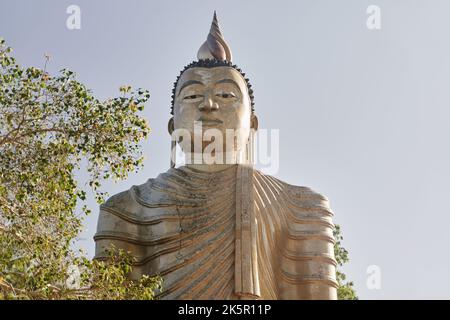 Statua del Buddha nel tempio di Wewurukannala Vihara a Dickwella, Sri Lanka. Il Buddha più grande dello Sri Lanka Foto Stock