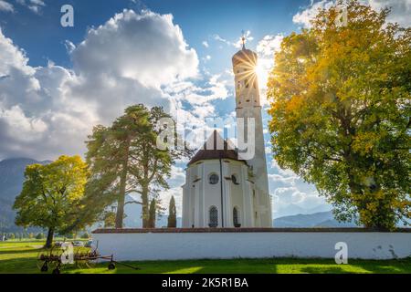 Idilliaco Chiesa di St Coloman ad Allgau, Alpi Bavaresi nella primavera soleggiata, Germania Foto Stock