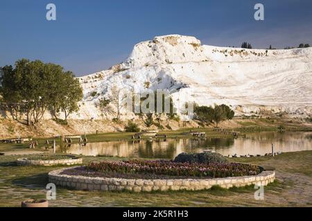 Monte di travertino deposita roccia riflessa in piccolo lago. Pamukkale, regione dell'Egeo, Turchia. Foto Stock