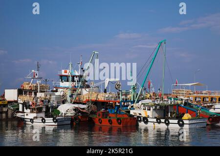 Barche da pesca commerciali ormeggiate nel porto di Kusadasi, Turchia. Foto Stock