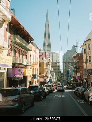 Vista della Piramide Transamerica da Chinatown, San Francisco, California Foto Stock