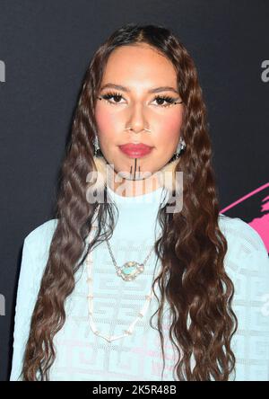 LOS ANGELES, CA - 08 OTTOBRE: Quannah Chasinghorse arriva al gala Environmental Media Association Awards di ottobre al Sunset Las Palmas Studios Foto Stock