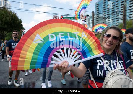 Atlanta, Georgia, Stati Uniti. 9th Ott 2022. Migliaia di persone provenienti dalla comunità LGBTQ di Atlanta hanno bloccato il quartiere centrale della città per la parata Pride di 3 ore, dopo una pausa di due anni a causa del COVID-19. Foto: I dipendenti di Delta Airlines marciano in parata (Credit Image: © Robin Rayne/ZUMA Press Wire) Foto Stock