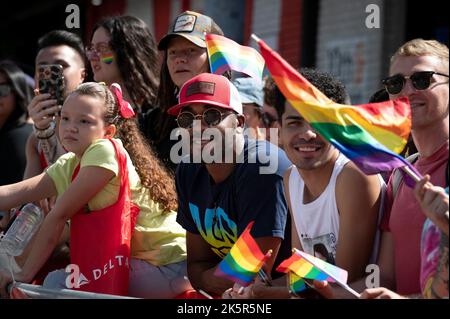 Atlanta, Georgia, Stati Uniti. 9th Ott 2022. Migliaia di persone provenienti dalla comunità LGBTQ di Atlanta hanno bloccato il quartiere centrale della città per la parata Pride di 3 ore, dopo una pausa di due anni a causa del COVID-19. (Credit Image: © Robin Rayne/ZUMA Press Wire) Foto Stock