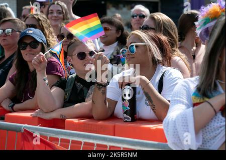 Atlanta, Georgia, Stati Uniti. 9th Ott 2022. Migliaia di persone provenienti dalla comunità LGBTQ di Atlanta hanno bloccato il quartiere centrale della città per la parata Pride di 3 ore, dopo una pausa di due anni a causa del COVID-19. (Credit Image: © Robin Rayne/ZUMA Press Wire) Foto Stock