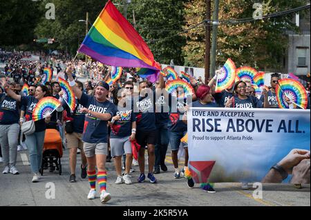 Atlanta, Georgia, Stati Uniti. 9th Ott 2022. Migliaia di persone provenienti dalla comunità LGBTQ di Atlanta hanno bloccato il quartiere centrale della città per la parata Pride di 3 ore, dopo una pausa di due anni a causa del COVID-19. Foto: I dipendenti di Delta Airlines marciano in parata (Credit Image: © Robin Rayne/ZUMA Press Wire) Foto Stock