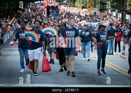 Atlanta, Georgia, Stati Uniti. 9th Ott 2022. Migliaia di persone provenienti dalla comunità LGBTQ di Atlanta hanno bloccato il quartiere centrale della città per la parata Pride di 3 ore, dopo una pausa di due anni a causa del COVID-19. Foto: I dipendenti di Delta Airlines marciano in parata (Credit Image: © Robin Rayne/ZUMA Press Wire) Foto Stock