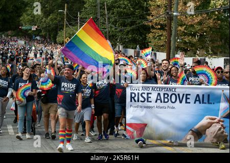 Atlanta, Georgia, Stati Uniti. 9th Ott 2022. Migliaia di persone provenienti dalla comunità LGBTQ di Atlanta hanno bloccato il quartiere centrale della città per la parata Pride di 3 ore, dopo una pausa di due anni a causa del COVID-19. Foto: I dipendenti di Delta Airlines marciano in parata (Credit Image: © Robin Rayne/ZUMA Press Wire) Foto Stock