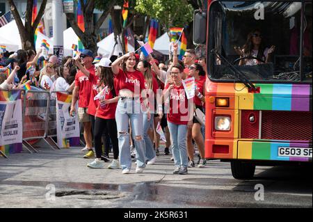 Atlanta, Georgia, Stati Uniti. 9th Ott 2022. Migliaia di persone provenienti dalla comunità LGBTQ di Atlanta hanno bloccato il quartiere centrale della città per la parata Pride di 3 ore, dopo una pausa di due anni a causa del COVID-19. Nella foto:i dipendenti della Coca-Cola marciano in parata (Credit Image: © Robin Rayne/ZUMA Press Wire) Foto Stock