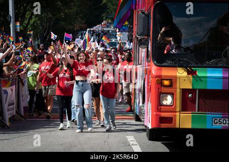 Atlanta, Georgia, Stati Uniti. 9th Ott 2022. Migliaia di persone provenienti dalla comunità LGBTQ di Atlanta hanno bloccato il quartiere centrale della città per la parata Pride di 3 ore, dopo una pausa di due anni a causa del COVID-19. Nella foto:i dipendenti della Coca-Cola marciano in parata (Credit Image: © Robin Rayne/ZUMA Press Wire) Foto Stock