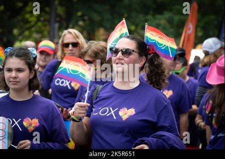 Atlanta, Georgia, Stati Uniti. 9th Ott 2022. Migliaia di persone provenienti dalla comunità LGBTQ di Atlanta hanno bloccato il quartiere centrale della città per la parata Pride di 3 ore, dopo una pausa di due anni a causa del COVID-19. Foto:i dipendenti di Cox Media marciano in parata (Credit Image: © Robin Rayne/ZUMA Press Wire) Foto Stock