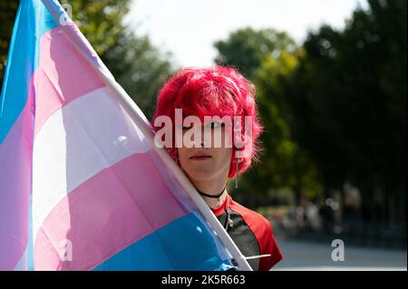 Atlanta, Georgia, Stati Uniti. 9th Ott 2022. Migliaia di persone provenienti dalla comunità LGBTQ di Atlanta hanno bloccato il quartiere centrale della città per la parata Pride di 3 ore, dopo una pausa di due anni a causa del COVID-19. Nella foto: Un teen orologi transgender come la folla parata si assembla (Credit Image: © Robin Rayne/ZUMA Press Wire) Foto Stock