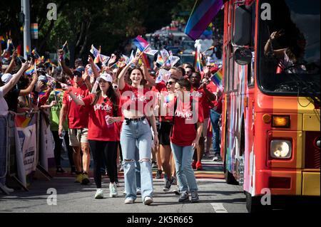 Atlanta, Georgia, Stati Uniti. 9th Ott 2022. Migliaia di persone provenienti dalla comunità LGBTQ di Atlanta hanno bloccato il quartiere centrale della città per la parata Pride di 3 ore, dopo una pausa di due anni a causa del COVID-19. Nella foto:i dipendenti della Coca-Cola marciano in parata (Credit Image: © Robin Rayne/ZUMA Press Wire) Foto Stock