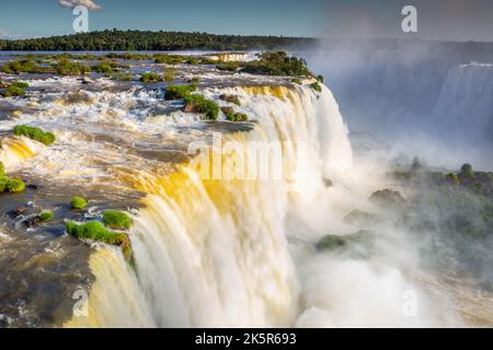 Cascate di Iguazu spettacolare paesaggio, vista dal lato del Brasile, Sud America Foto Stock