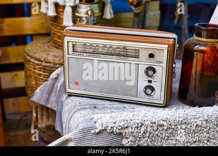 Nha Trang, Khanh Hoa, Vietnam - 19 settembre 2022: vecchia marca radiofonica d'epoca Panasonic sul tavolo Foto Stock