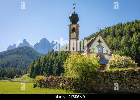 Chiesa di San Giovanni nell'idilliaca Santa Maddalena, Dolomiti, Italia Foto Stock