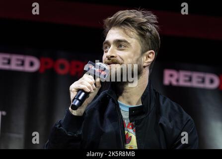 Daniel Radcliffe partecipa al panel WEIRD: The al Yankovic Story durante il New York Comic con al Jacob Javits Center il 9 ottobre 2022 Foto Stock