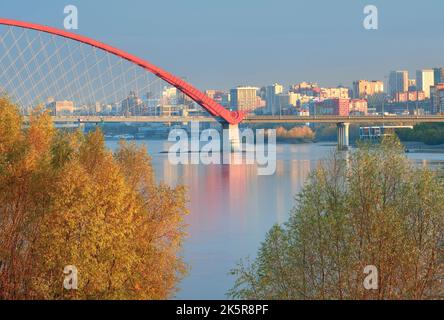 Città sul fiume al mattino. Il quartiere di Beregovaya vicino al Ponte di Bugrinsky sull'OB in autunno. Novosibirsk, Siberia, Russia, 2022 Foto Stock