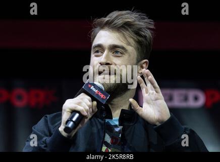 Daniel Radcliffe partecipa al panel WEIRD: The al Yankovic Story durante il New York Comic con al Jacob Javits Center il 9 ottobre 2022 Foto Stock