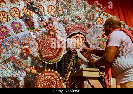 Howrah, India - 15th ottobre 2021 : sacerdote indù che mette le ghirlande sulla dea Durga prima di Sandhi Puja, la giuntura sacra di Ashtami e Nabami, AS Foto Stock