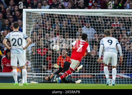 Londra, Regno Unito. 10th Ott 2022. Il Bukayo Saka (2nd R) dell'Arsenal segna una penalità durante la partita della Premier League inglese tra Arsenal e Liverpool a Londra, in Gran Bretagna, il 9 ottobre 2022. Credit: Notizie dal vivo su Xinhua/Alamy Foto Stock