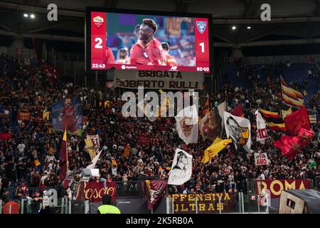 Roma, Italia 9th ottobre 2022: COME tifosi Roma durante la Serie Italiana Una partita di calcio 202223 tra AS Roma e US Lecce allo Stadio Olimpico Foto Stock