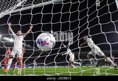 (221010) -- CREMONA, 10 ottobre 2022 (Xinhua) -- i giocatori di Napoli festeggiano dopo che Giovanni Simeone ha segnato un gol durante una serie A partita di calcio tra Cremonese e Napoli a Cremona, Italia, il 9 ottobre 2022. (Foto Federico Tardio/Xinhua) Foto Stock