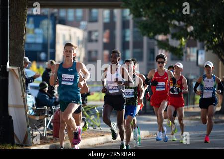 Chicago, Stati Uniti. 9th Ott 2022. I corridori si sfidano durante la maratona di Chicago del 44th nel centro di Chicago, negli Stati Uniti, il 9 ottobre 2022. Credit: Vincent D. Johnson/Xinhua/Alamy Live News Foto Stock