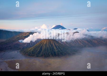 Monte bromo, moutain e vulcano attivo fumare nel Parco Nazionale Tengger Semeru, Giava durante l'alba, Indonesia Foto Stock