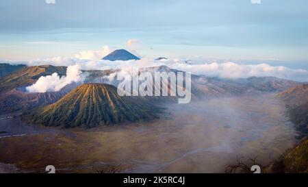 Monte bromo, moutain e vulcano attivo fumare nel Parco Nazionale Tengger Semeru, Giava durante l'alba, Indonesia Foto Stock