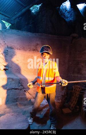 Fornace operaio ad un impianto di lavorazione di estrazione dell'oro in Benguet, Filippine Foto Stock