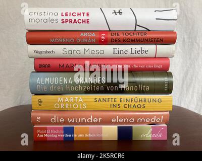 29 settembre 2022, Hesse, Francoforte sul meno: I libri 'Light Language' di Cristina Morales (dall'alto), 'la figlia del Comunista' di Aroa Moreno Duran, 'A Love' di Sara Mesa, 'The Time Ahead' di Maria Barbal, 'le tre nozze di Manolita' di Almudena Grandes, 'Gentle Introduzione al Caos' di Marta Orriols, 'I Miracoli' di Elena Medel e 'il Lunedi che ci ameranno' di Najat El Hachmi giacciono su un tavolo. (To dpa ' of Burden and Pleasure: Women's Literature from Spain') Foto: Sandra Trauner/dpa Foto Stock