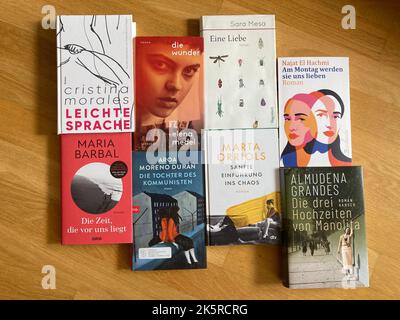 29 settembre 2022, Hesse, Francoforte sul meno: I libri 'Light Language' (top, l-r) di Cristina Morales, 'The Miracles' di Elena Medel, 'A Love' di Sara Mesa, 'on Monday They Will Love US' di Najat El Hachmi, nonché 'The Time Ahead' (bottom, l-r) di Maria Barbal, 'La figlia del Comunista' di Aroa Moreno Duran, 'Gentle Introduction to Caos' di Marta Orriols e 'le tre nozze di Manolita' di Almudena Grandes giacciono su un tavolo. (To dpa ' of Burden and Pleasure: Women's Literature from Spain') Foto: Sandra Trauner/dpa Foto Stock