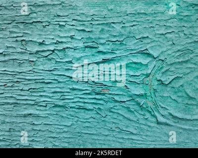 Consistenza della vecchia vernice turquoiseturquoiseturchese incrinata sulla superficie di legno. Sfondo, primo piano Foto Stock