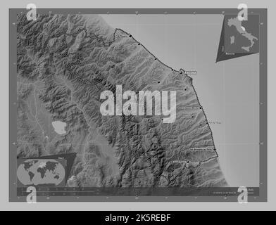 Marche, regione d'Italia. Mappa in scala di grigi con laghi e fiumi. Località e nomi delle principali città della regione. Posizione ausiliaria ad angolo m Foto Stock