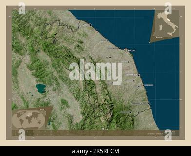 Marche, regione d'Italia. Mappa satellitare ad alta risoluzione. Località e nomi delle principali città della regione. Mappe delle posizioni ausiliarie degli angoli Foto Stock