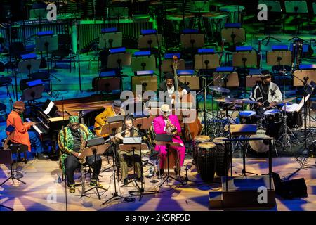 Etienne Charles e Creole Soul Ensemble suonano durante la notte di apertura presso David Geffen Hall il 8 ottobre 2022 Foto Stock