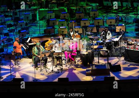 Etienne Charles e Creole Soul Ensemble suonano durante la notte di apertura presso David Geffen Hall il 8 ottobre 2022 Foto Stock