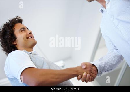 Heres ad un rapporto di affari grande. Giovani imprenditori che scuotono le mani. Foto Stock