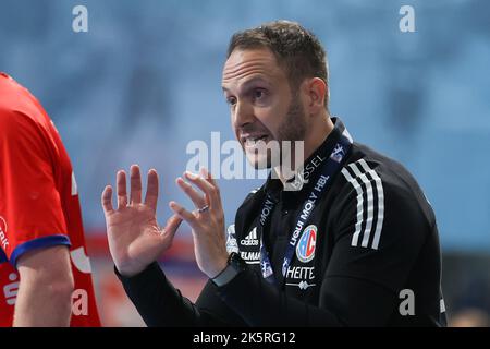 Norimberga, Germania. 06th Ott 2022. Pallamano: Bundesliga, HC Erlangen - Bergischer HC, giorno 7 all'Arena Nürnberger Versicherung. L'allenatore di Erlangen Raul Alonso gesta a margine. Credit: Daniel Karmann/dpa/Alamy Live News Foto Stock