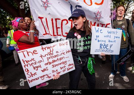 Washington, Stati Uniti. 08th Ott 2022. Gli attivisti pro-choice tengono uno striscione davanti ai controppositori anti-aborto alla marcia delle donne. La marcia è stata l'evento di punta di una protesta nazionale 'Women's Wave' in centinaia di città in tutti gli Stati Uniti. La marcia delle donne ha organizzato le manifestazioni in risposta all'opinione della Corte Suprema Dobbs contro JWHO, che ha rovesciato Roe contro Wade, eliminando il diritto federale all'accesso all'aborto. (Foto di Allison Bailey/SOPA Images/Sipa USA) Credit: Sipa USA/Alamy Live News Foto Stock