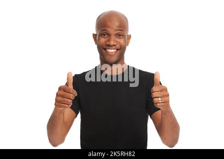 Youre fare grande. Studio ritratto di un bell'uomo afroamericano che dà i pollici isolato su bianco. Foto Stock